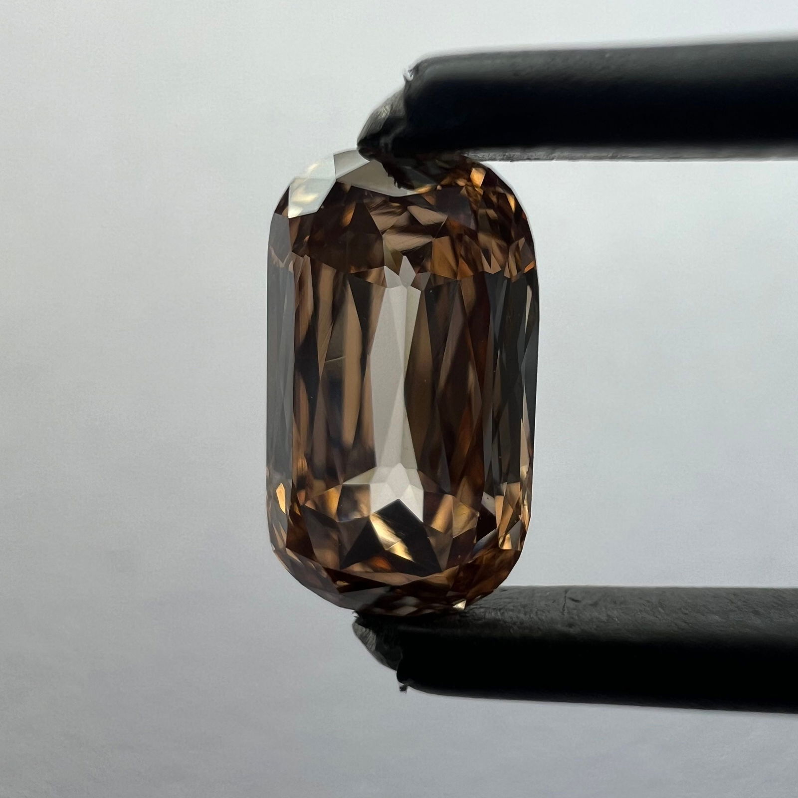 Loose Diamond - CUSHION BRILLIANT 0.97ct Orange VVS2: Loose Diamond - CUSHION BRILLIANT 0.97ct Orange VVS2 Source: This is a real non-mined Diamond that has been grown in a lab Shape: CUSHION BRILLIANT Carats: 0.97 Color: Orange Certification: NONE PLEAS