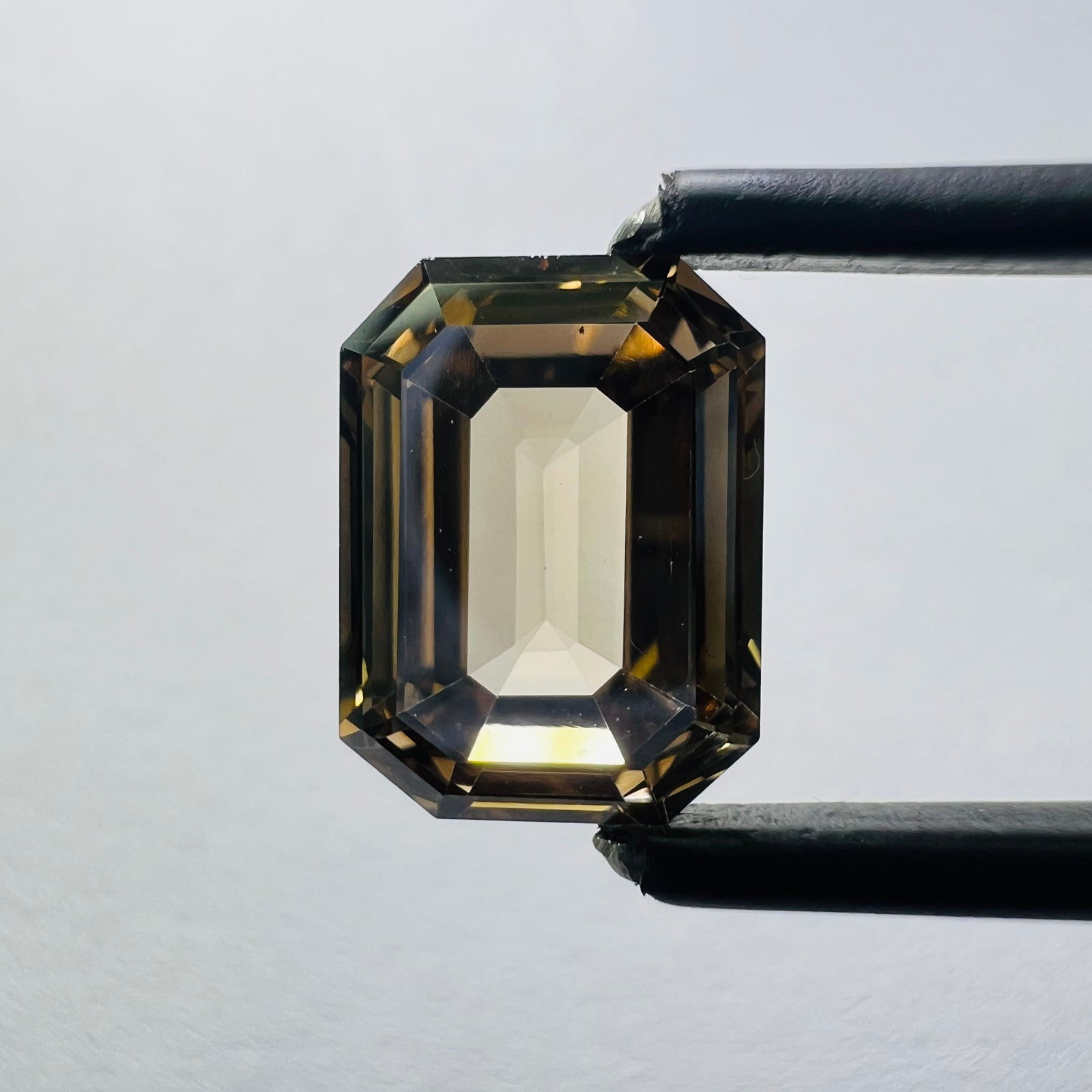 Loose Diamond - EMERALD 3.06ct Champagne VS1: Loose Diamond - EMERALD 3.06ct Champagne VS1 Source: This is a real non-mined Diamond that has been grown in a lab Shape: EMERALD Carats: 3.06 Color: Champagne Certification: NONE PLEASE NOTE: Framed,