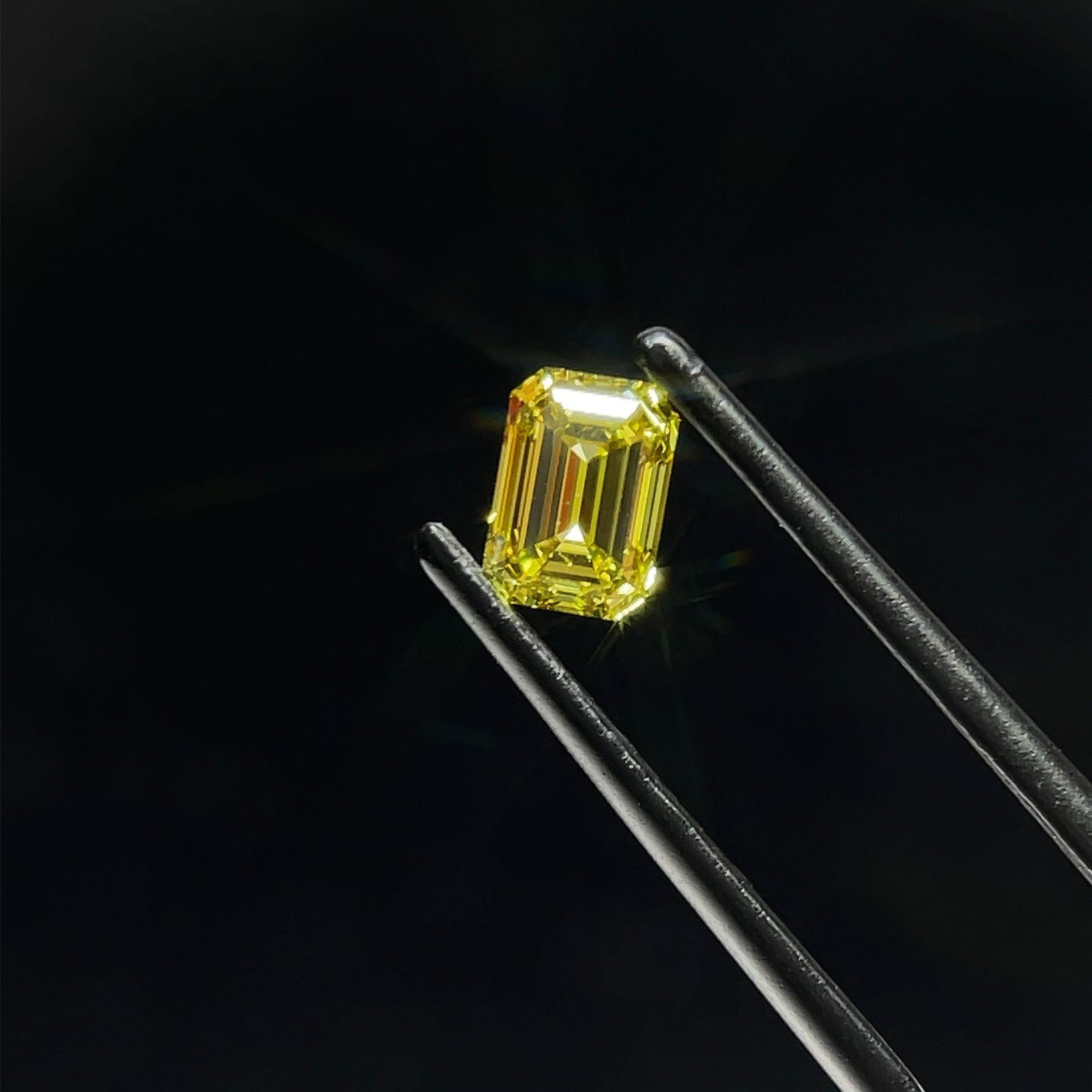 Loose Diamond - EMERALD 0.74ct Fancy Green Yellow VS1: Loose Diamond - EMERALD 0.74ct Fancy Green Yellow VS1 Source: This is a real non-mined Diamond that has been grown in a lab Shape: EMERALD Carats: 0.74 Color: Fancy Green Yellow Certification: IGI Vid