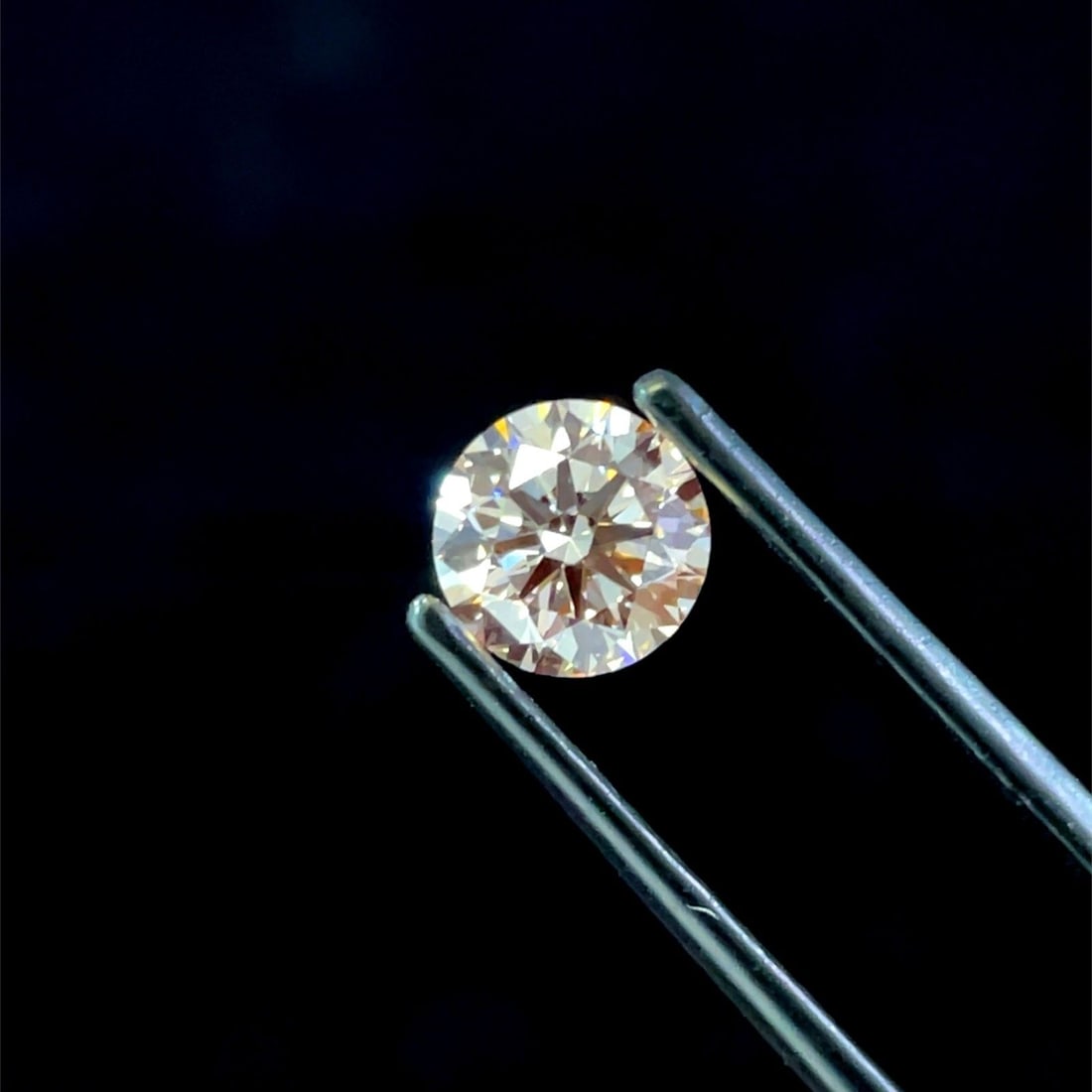 Ideal Loose Diamond - ROUND 1.01ct Pink VVS2: Ideal Loose Diamond - ROUND 1.01ct Pink VVS2 Source: This is a real non-mined Diamond that has been grown in a lab Shape: ROUND Carats: 1.01 Color: Pink Certification: NONE PLEASE NOTE: Framed,