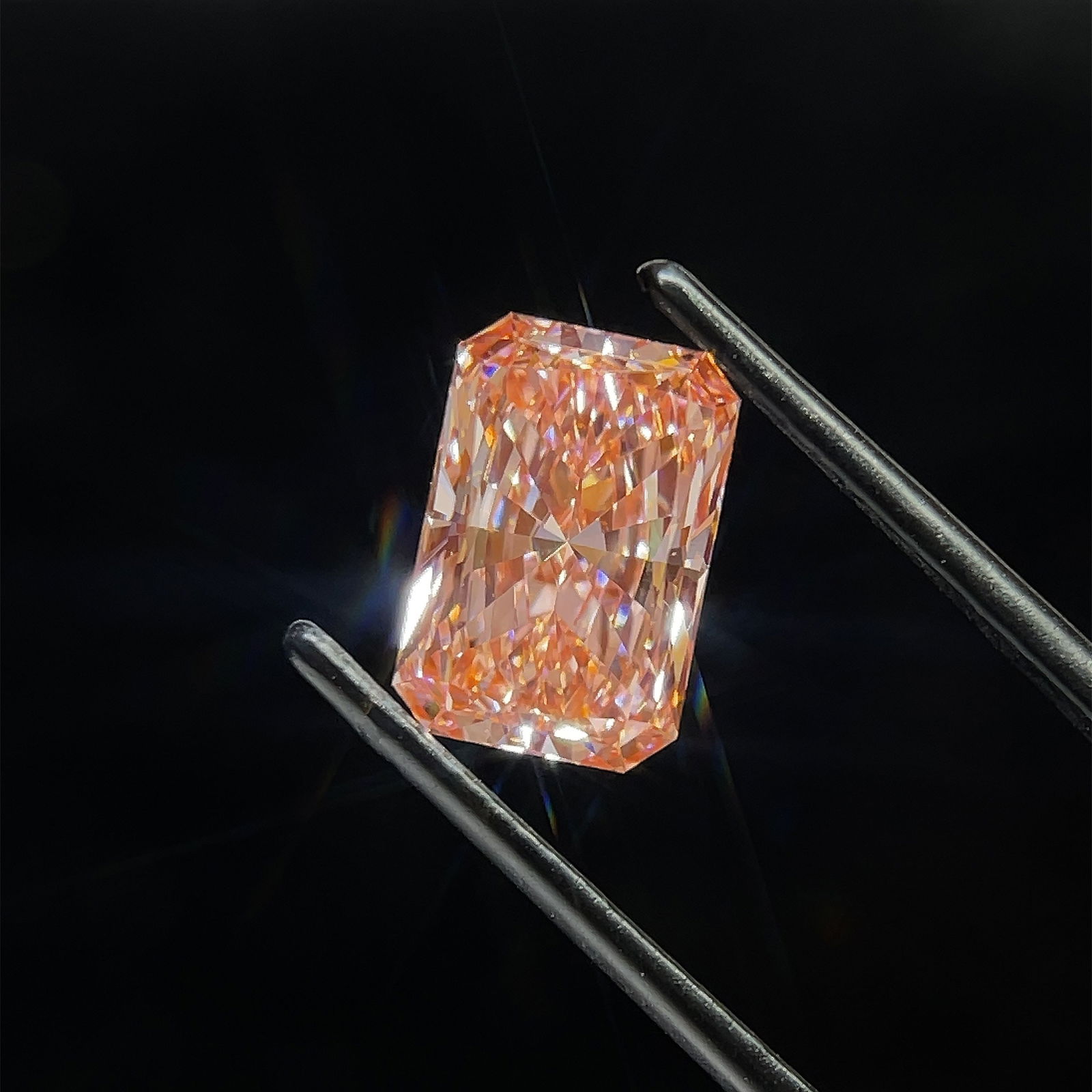 Loose Diamond - RADIANT 3.09ct Fancy Intense Pink VVS2: Loose Diamond - RADIANT 3.09ct Fancy Intense Pink VVS2 Source: This is a real non-mined Diamond that has been grown in a lab Shape: RADIANT Carats: 3.09 Color: Fancy Intense Pink Certification: IGI