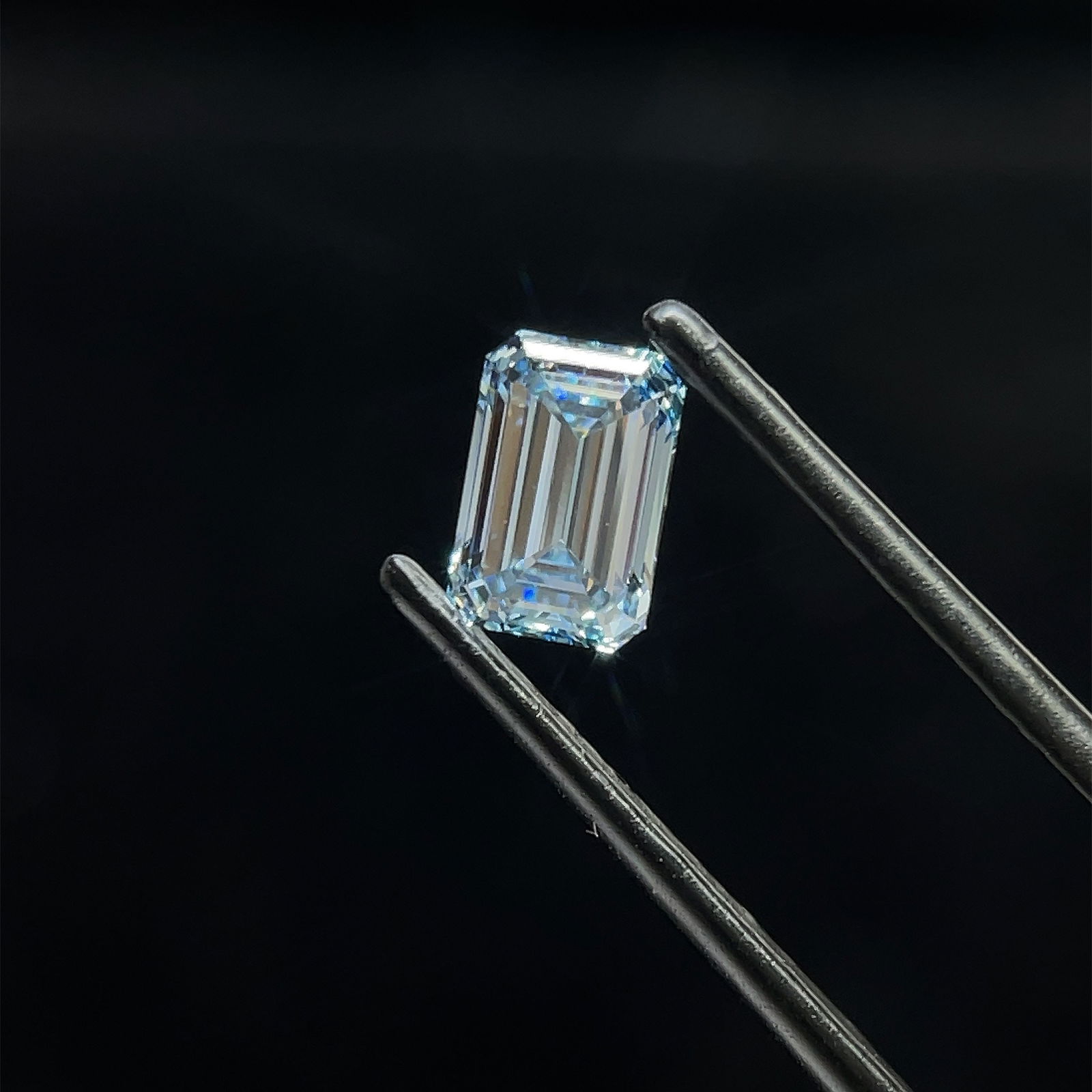 Loose Diamond - EMERALD 1.0ct Blue VS2: Loose Diamond - EMERALD 1.0ct Blue VS2 Source: This is a real non-mined Diamond that has been grown in a lab Shape: EMERALD Carats: 1.0 Color: Blue Certification: NONE PLEASE NOTE: Framed, Large, or h