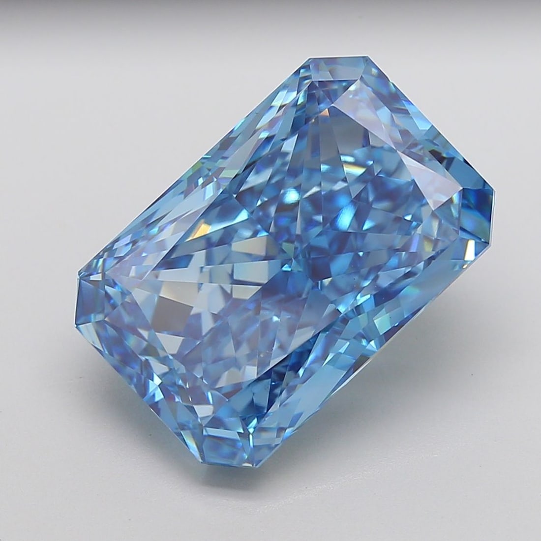 Loose Diamond - RADIANT 20.1ct Fancy Vivid Blue VS1: Loose Diamond - RADIANT 20.1ct Fancy Vivid Blue VS1 Source: This is a real non-mined Diamond that has been grown in a lab Shape: RADIANT Carats: 20.1 Color: Fancy Vivid Blue Certification: IGI Video: