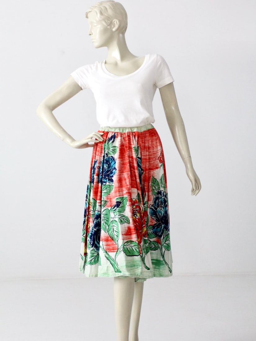 Vintage 1950s Floral Circle Skirt Cotton with Elastic Waist: Vintage 1950s Floral Circle Skirt Cotton with Elastic Waist Embrace classic style with this Vintage 50s Floral Circle Skirt, featuring a vibrant hand-colored floral print of roses in red, green, and b