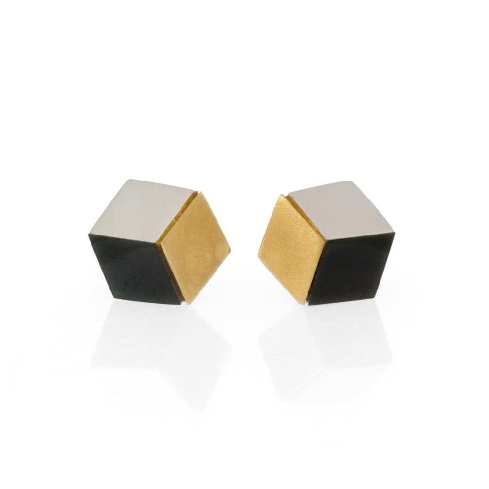 Angela Cummings Vintage 18k Yellow Gold 3D Cube Earrings with Onyx MOP: Angela Cummings Vintage 18k Yellow Gold 3D Cube Earrings with Onyx MOP Elevate your accessory game with these chic vintage stud earrings by renowned designer Angela Cummings. Crafted from luxurious 18