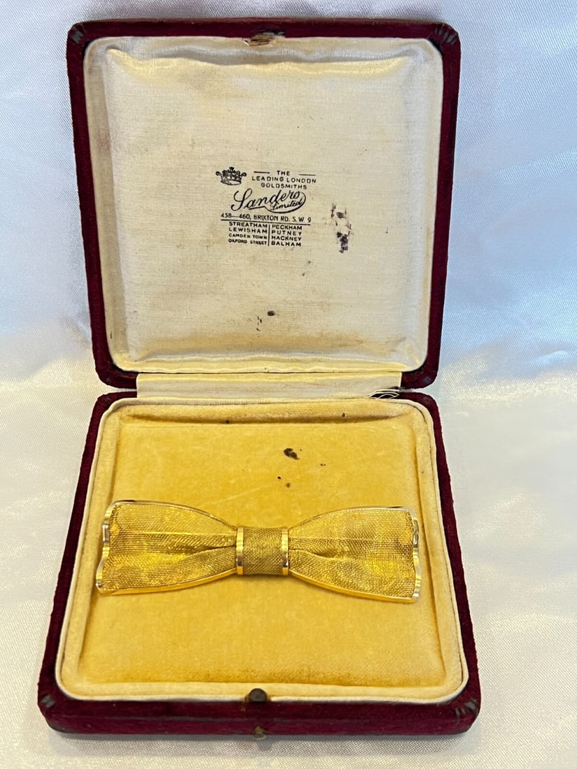 19th Century English 18K Yellow Gold Bow Brooch with Box: 19th Century English 18K Yellow Gold Bow Brooch with Box This exquisite 19th century English brooch is hand-crafted in 18K yellow gold, showcasing a stunning bow shape. The piece features intricate de