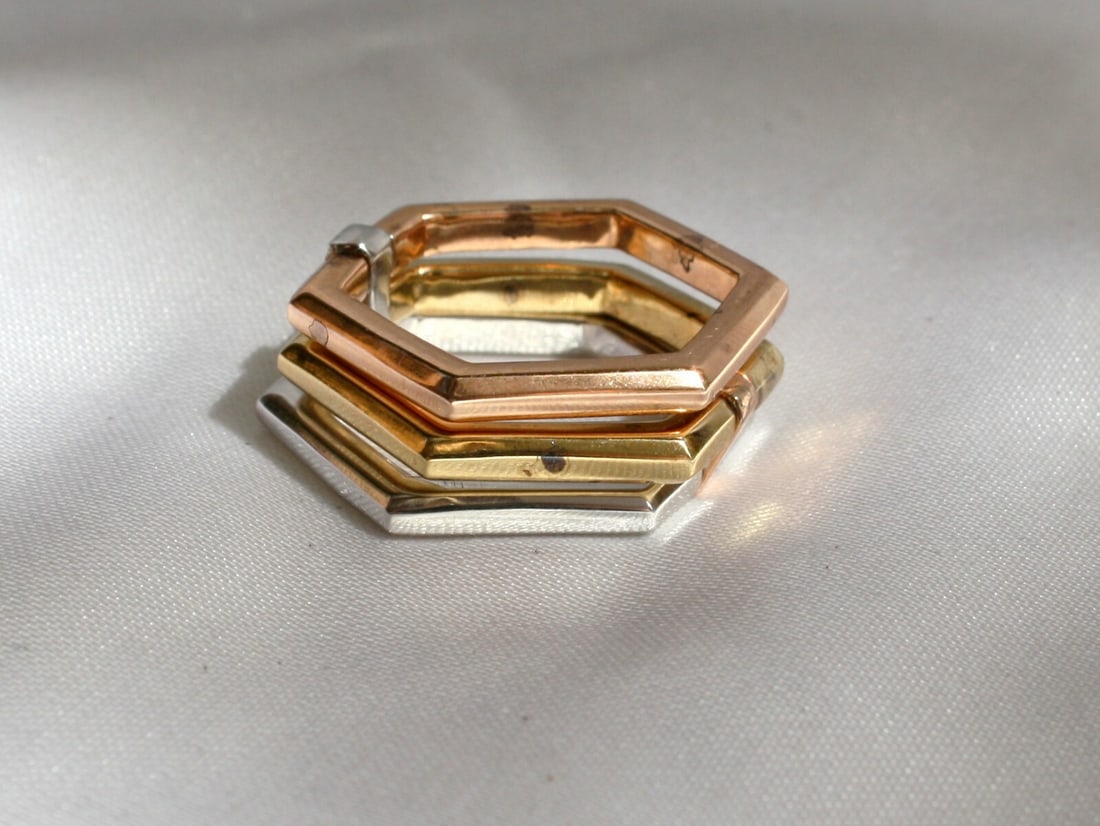 W. BRITT 18K Gold Plated Silver Tri Ring Size 7 with Original Box: W. BRITT 18K Gold Plated Silver Tri Ring Size 7 with Original Box This exquisite 18K gold plated on silver tri ring showcases a stunning design and exceptional craftsmanship. It features a unique mix