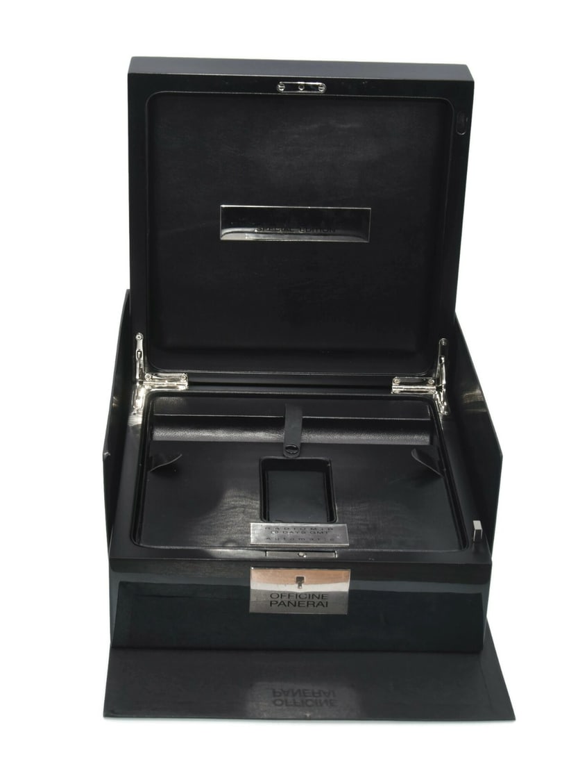 Panerai Radiomir 8 Days GMT Watch Presentation Box Authentic: Panerai Radiomir 8 Days GMT Watch Presentation Box Authentic This Panerai Radiomir 8 Days GMT presentation box is designed specifically for the elegant white gold watch. Crafted by Panerai, this singl