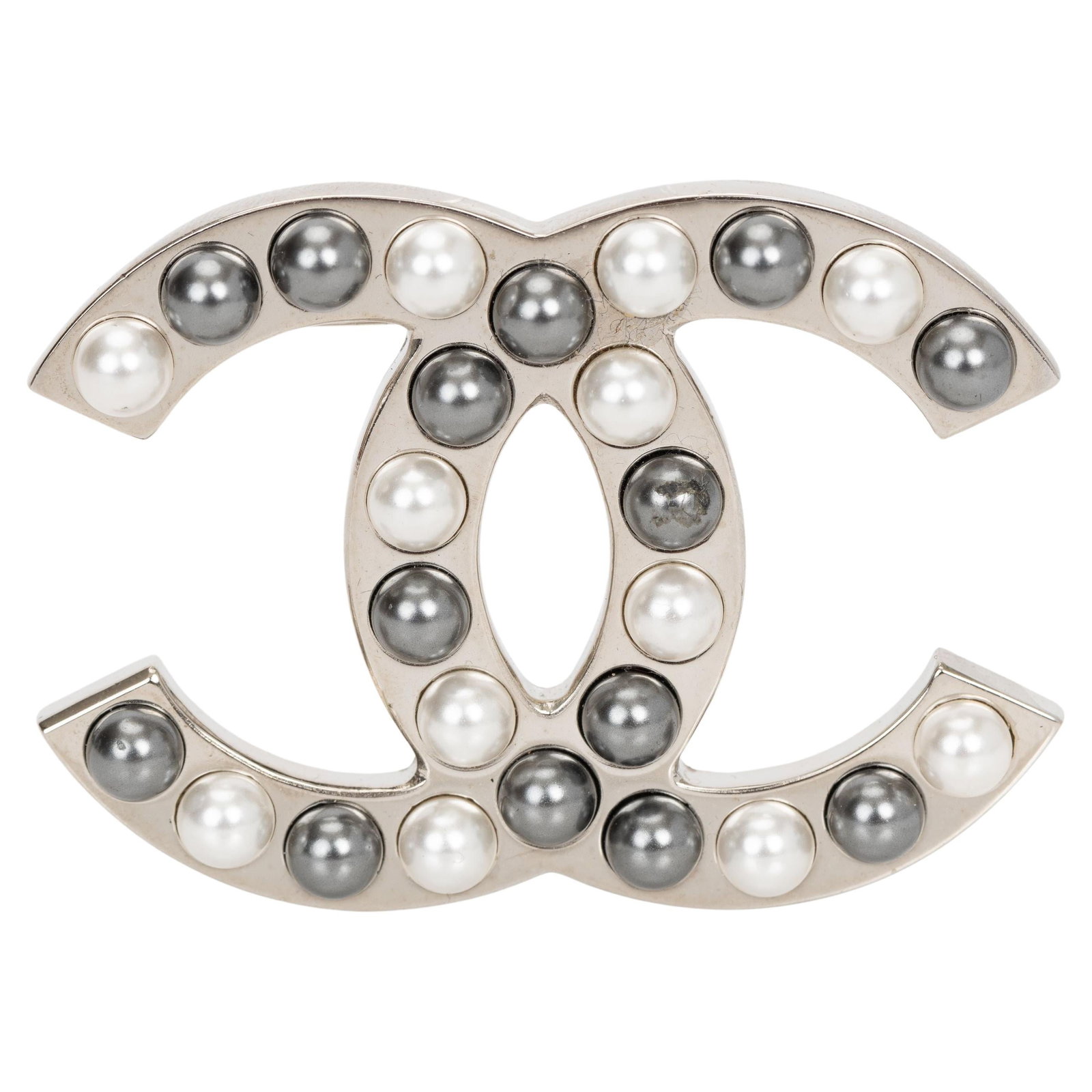 Chanel 2017 2 Tone Pearl CC Logo Brooch with Velvet Pouch: Chanel 2017 2 Tone Pearl CC Logo Brooch with Velvet Pouch This exquisite Chanel 2 Tone Pearl CC Logo Brooch features a stunning combination of faux pearls, beautifully crafted in the iconic CC logo de