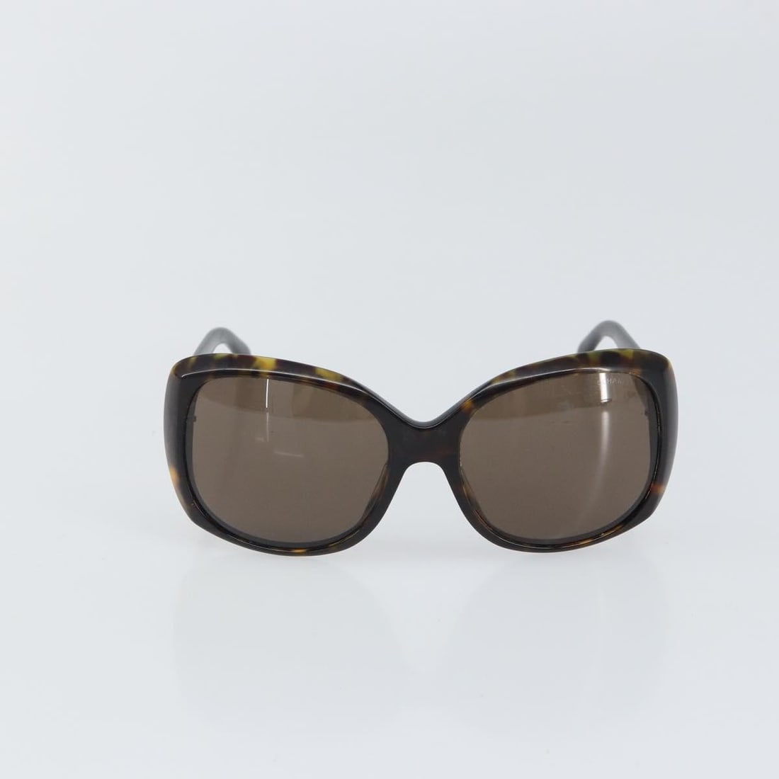 Chanel Black Plastic Logo CC Womens Sunglasses: Chanel Black Plastic Logo CC Womens Sunglasses These Chanel Logo CC sunglasses for women feature a black plastic frame with metal fittings. The lenses show signs of wear and the temples are loose. The