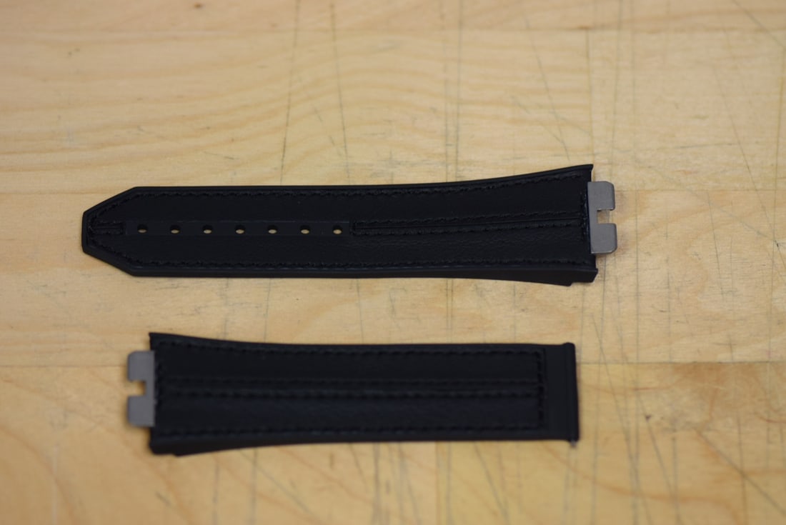 Black Rubber 27mm Wristwatch Band by Hublot OEM: Black Rubber 27mm Wristwatch Band by Hublot OEM This is a pre-owned Hublot original black rubber strap designed for wristwatches. Crafted from high-quality rubber, the strap features a band width of 2