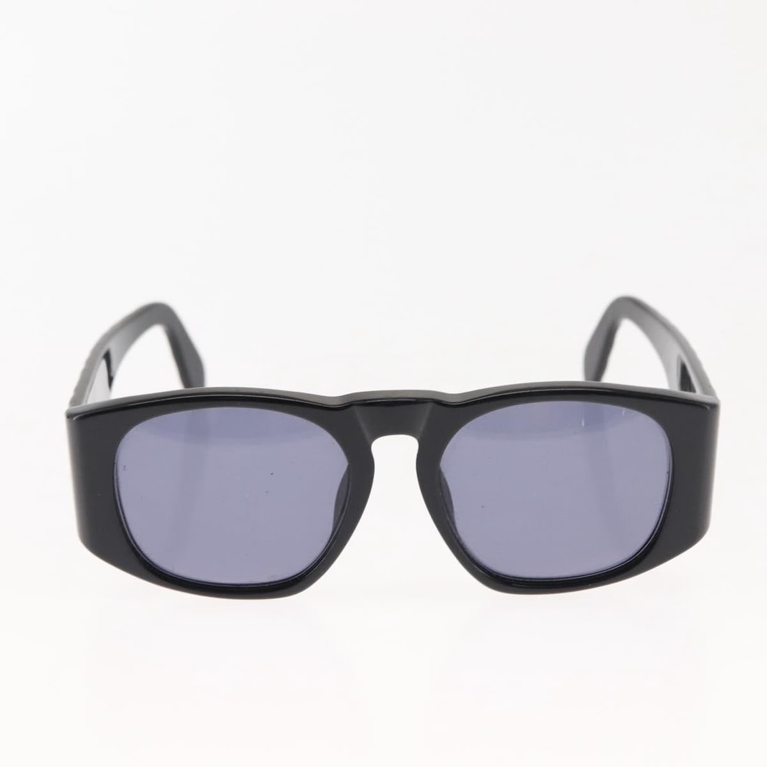 Chanel Black Plastic CC Logo Matelasse Womens Sunglasses 14cm Width: Chanel Black Plastic CC Logo Matelasse Womens Sunglasses 14cm Width These Chanel CC Logo Matelasse sunglasses for women feature a black plastic frame with the iconic CC logo. Made in Italy, they combi