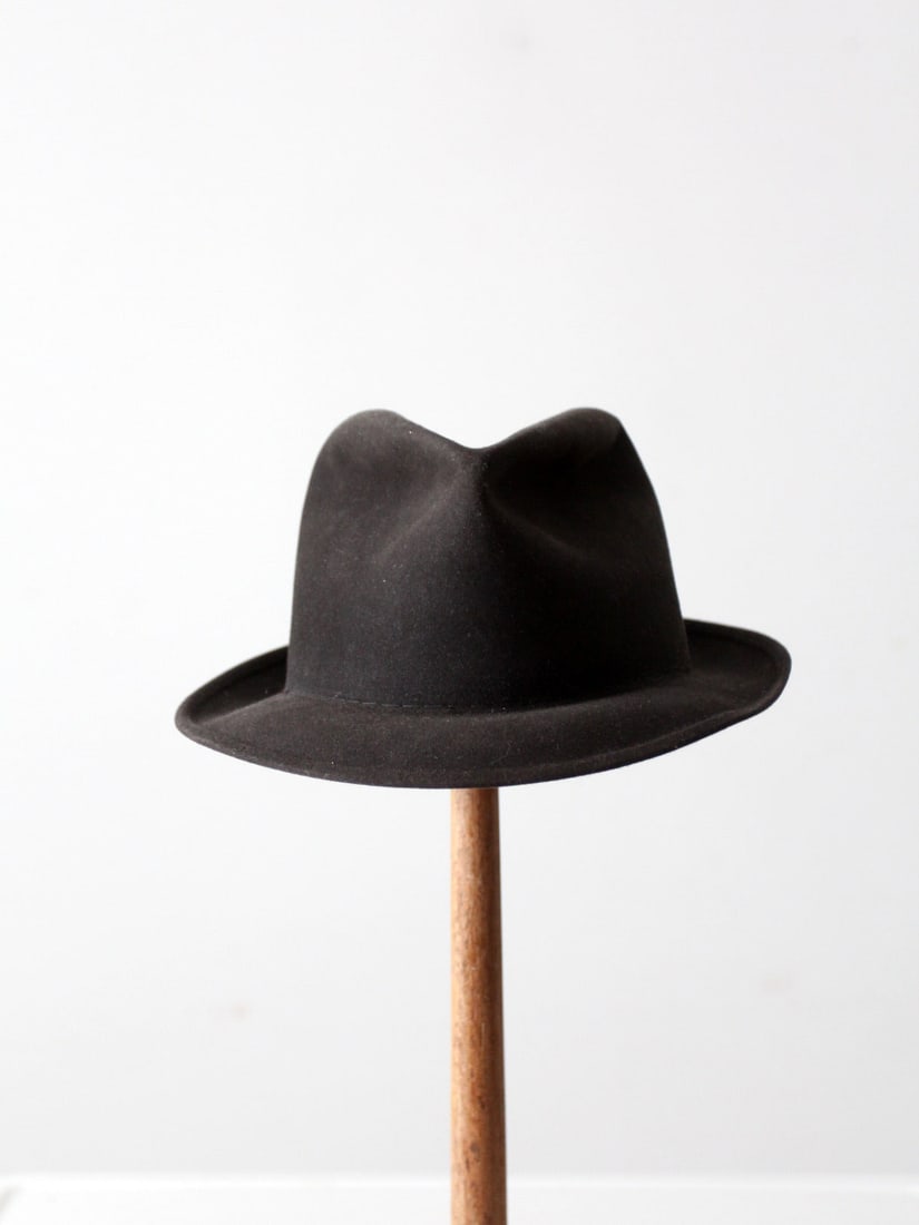Classic 1950s Dobbs Fedora Black Felt Hat with Guild Edge Emblem: Classic 1950s Dobbs Fedora Black Felt Hat with Guild Edge Emblem This vintage Dobbs fedora from the 1950s-1960s showcases a classic black felt design that embodies timeless style. It features the icon