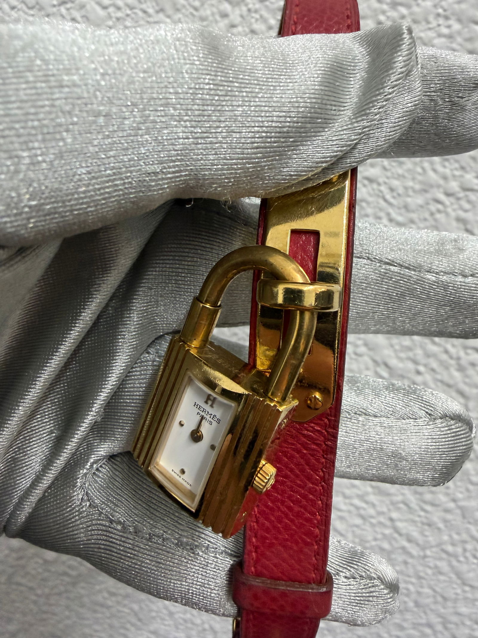 Hermes Kelly Ladies Watch White Dial Leather Band Ref KE1.201.170: Hermes Kelly Ladies Watch White Dial Leather Band Ref KE1.201.170 This timepiece features a white dial and leather bracelet, designed for ladies. The reference number is KE1.201.170 from the Hermes Ke