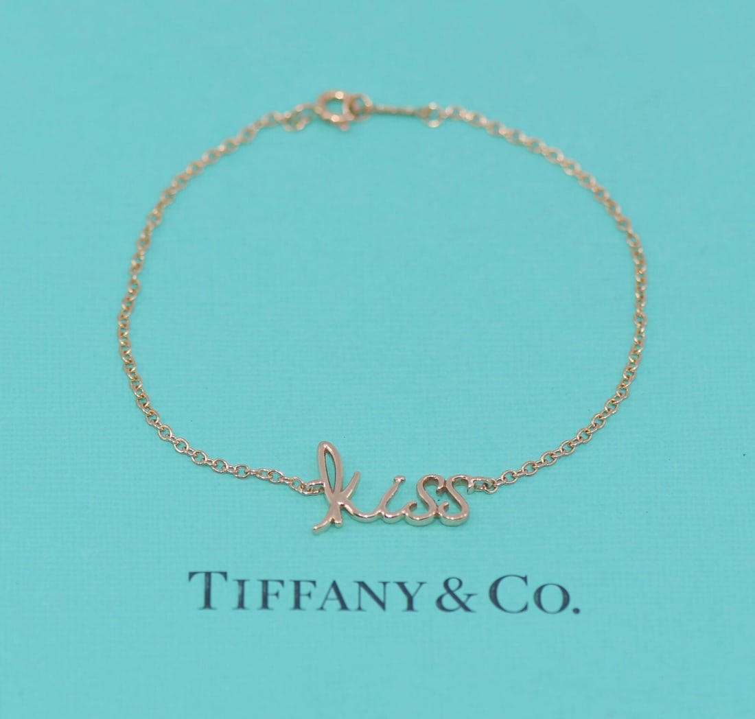 Tiffany & Co Paloma Picasso KISS 18K Rose Gold Chain Bracelet: Tiffany & Co Paloma Picasso KISS 18K Rose Gold Chain Bracelet This exquisite Tiffany & Co. Paloma Picasso KISS bracelet is crafted from luxurious 18k rose gold, showcasing a stylish chain design. With