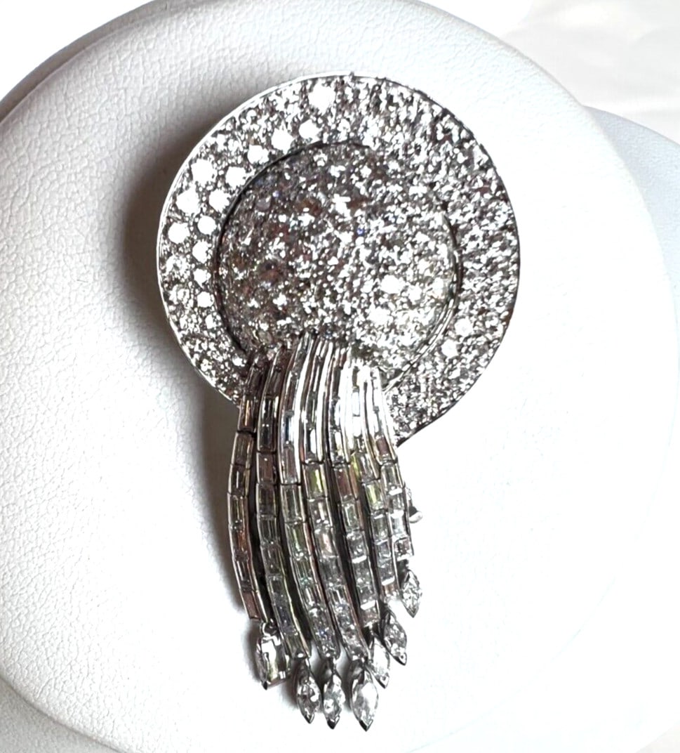 Vintage French 1950 Platinum Diamond Clip Brooch Necklace 8 ct: Vintage French 1950 Platinum Diamond Clip Brooch Necklace 8 ct Discover the elegance of this exquisite French 1950 platinum diamond clip brooch necklace. Crafted with precision, this remarkable piece
