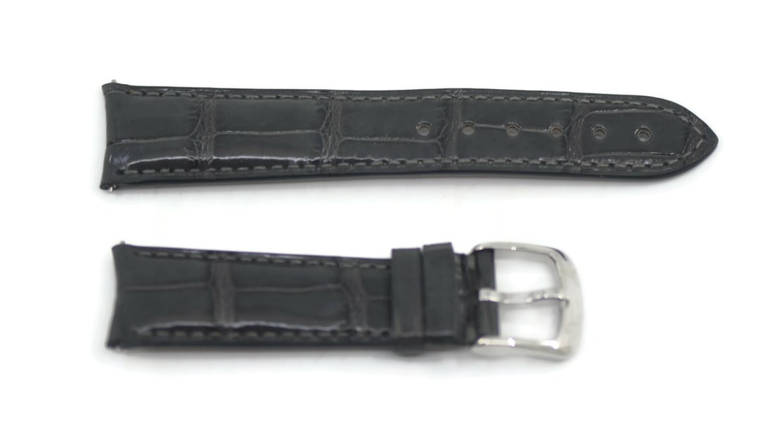 David Yurman Authentic Grey Leather Watch Band 19mm: David Yurman Authentic Grey Leather Watch Band 19mm Enhance your timepiece with this authentic David Yurman Grey Leather Strap. Crafted from high-quality leather, this wristwatch band features a styli