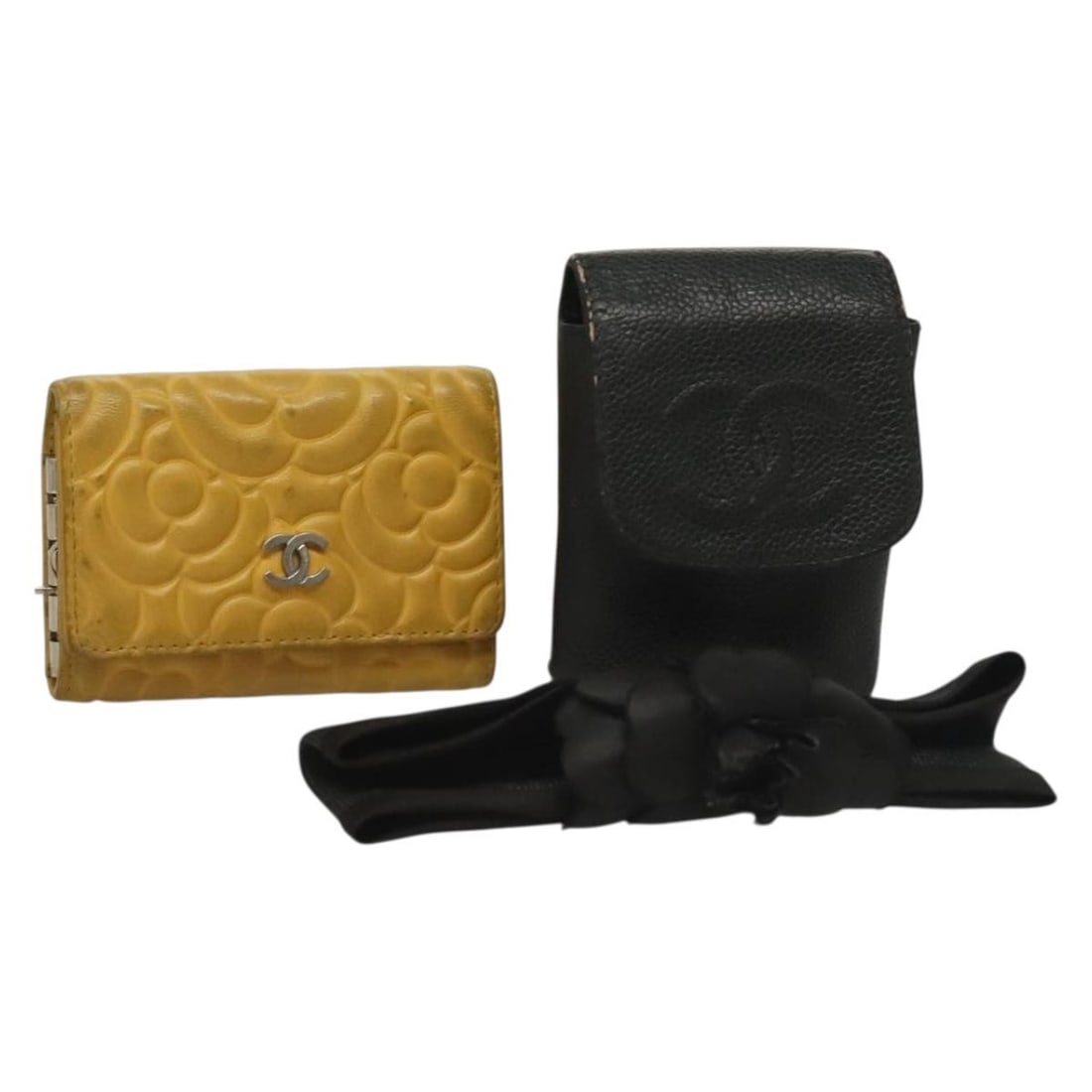 CHANEL Leather Key Case Set Black Beige CC Auth: CHANEL Leather Key Case Set Black Beige CC Auth This elegant CHANEL Key Case is crafted from high-quality leather, featuring a chic combination of black and beige colors. Designed to keep your keys or