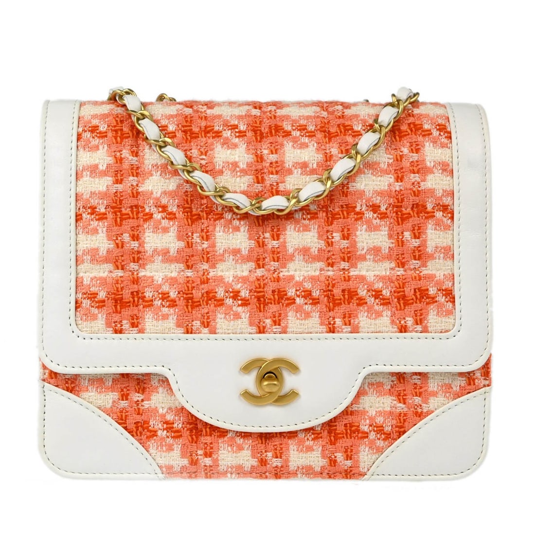 Chanel Tweed Vintage Chocolate Bar Flap Bag Orange 23cm: Chanel Tweed Vintage Chocolate Bar Flap Bag Orange 23cm This Chanel Vintage Chocolate Bar CC Flap Bag features a quilted tweed exterior in a vibrant orange color. Designed for women, it showcases the