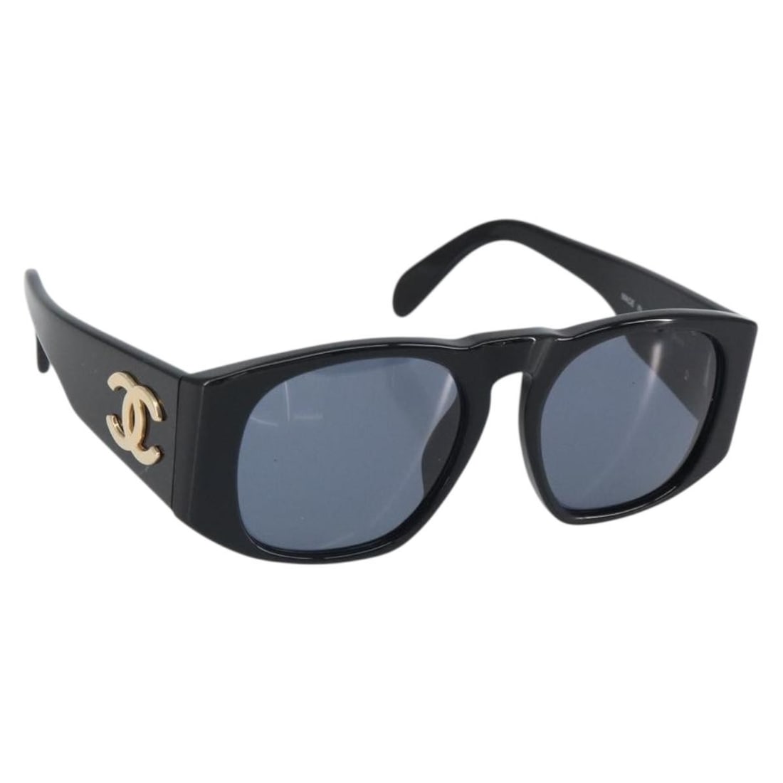 Chanel Plastic Sunglasses with Logo Black 13.5cm Wide: Chanel Plastic Sunglasses with Logo Black 13.5cm Wide Chanel logo sunglasses designed for women featuring a black plastic frame. These eyewear pieces measure 13.5 cm in width and 4.5 cm in height. Man
