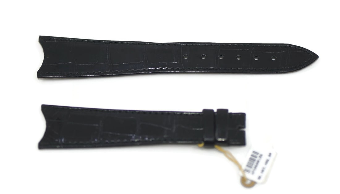 Audemars Piguet 22mm Black Leather Wristwatch Band 100% Authentic: Audemars Piguet 22mm Black Leather Wristwatch Band 100% Authentic This Audemars Piguet wristwatch band is crafted from high-quality leather, featuring a sleek black color that complements any timepiec