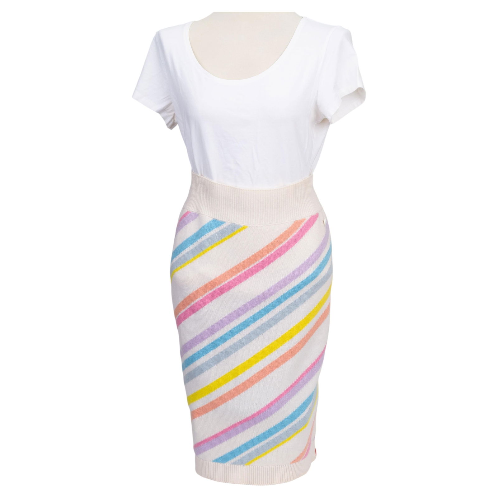 Chanel Pastel Stripe 100 Percent Cashmere Pencil Skirt Size 36: Chanel Pastel Stripe 100 Percent Cashmere Pencil Skirt Size 36 This Chanel pencil skirt is crafted from 100% cashmere and features diagonal pastel stripes. It is a size 36 and is designed for a sophis