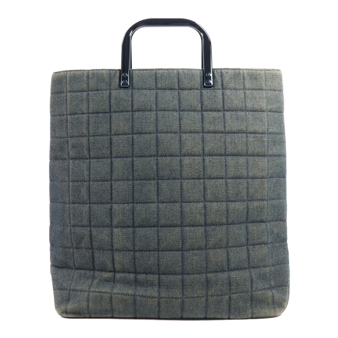 CHANEL Vintage Denim Blue CC Tote Handbag Made in France: CHANEL Vintage Denim Blue CC Tote Handbag Made in France Presenting a CHANEL CC Vintage Tote Handbag, crafted from high-quality denim in a chic blue hue. This stylish handbag features a spacious inter