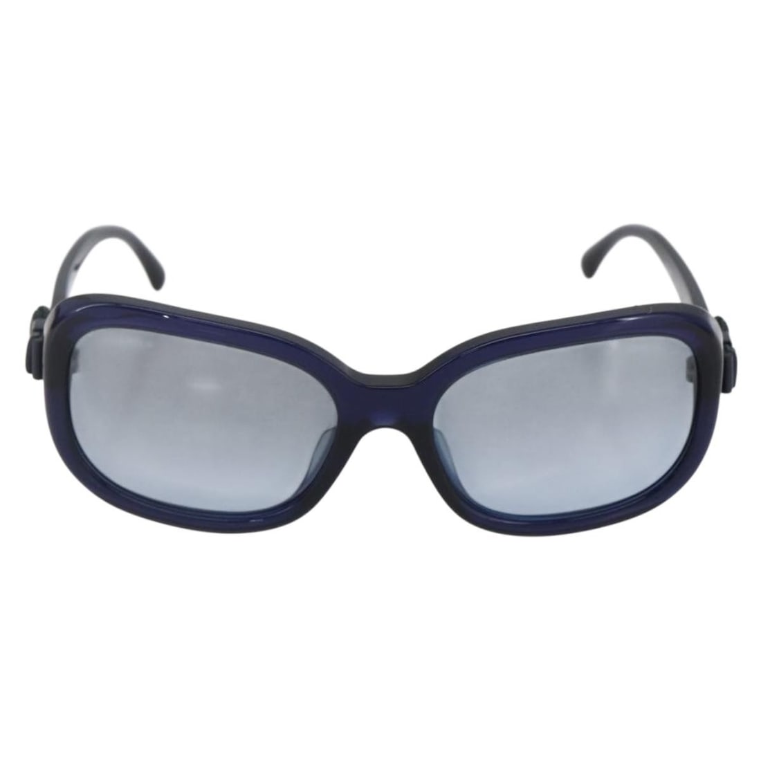 Blue Plastic Sunglasses with Chanel CC Logo for Women: Blue Plastic Sunglasses with Chanel CC Logo for Women Chanel Logo CC sunglasses designed for women feature a blue plastic frame combining style and comfort. These sunglasses, made in Italy, measure 14