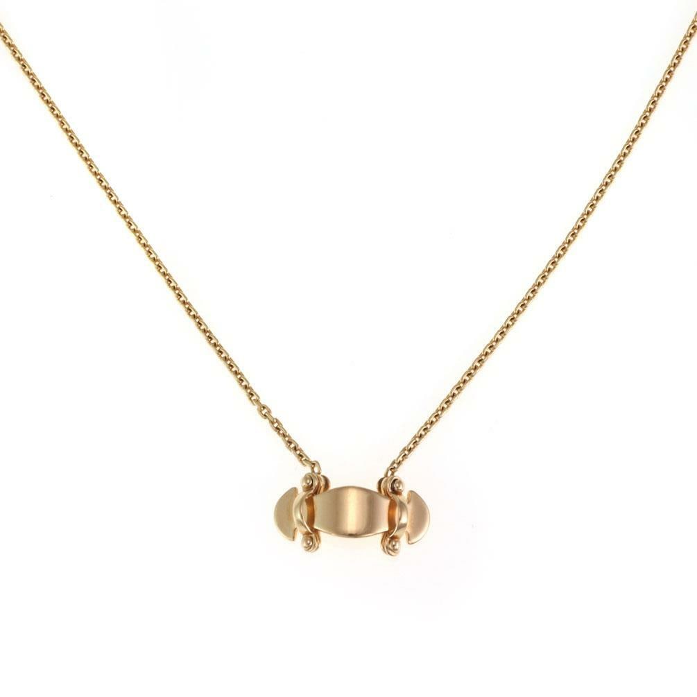 Louis Vuitton 18k Yellow Gold Curved Pendant Necklace LHC147: Louis Vuitton 18k Yellow Gold Curved Pendant Necklace LHC147 Introducing a stunning authentic necklace from Louis Vuitton, beautifully crafted in 18k yellow gold. This exquisite piece features a long