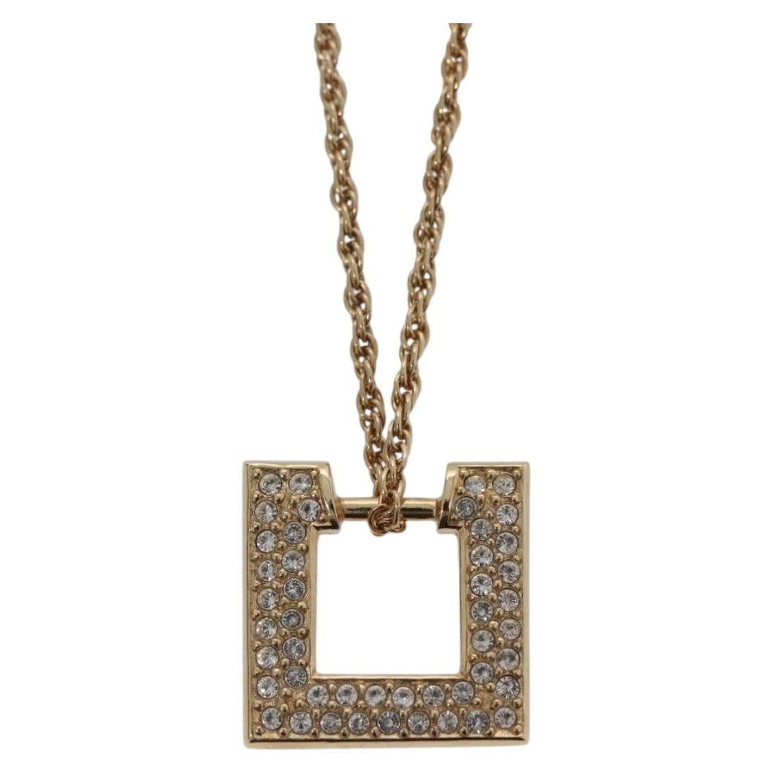 Christian Dior Gold Metal Necklace with Box Auth am8887: Christian Dior Gold Metal Necklace with Box Auth am8887 This exquisite Christian Dior necklace features a classic design crafted from high-quality metal in a stunning gold color. The piece measures ap
