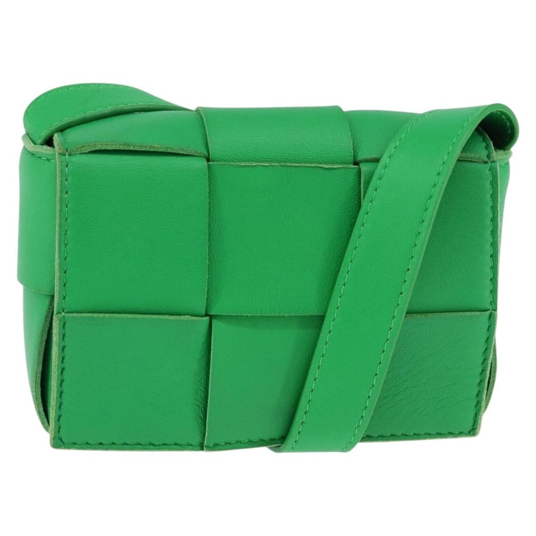 Bottega Veneta Maxi Intrecciato Candy Green Leather Shoulder Bag: Bottega Veneta Maxi Intrecciato Candy Green Leather Shoulder Bag This stylish Bottega Veneta Maxi Intrecciato Candy Cassette Bag is a luxurious shoulder bag crafted from high-quality leather in a vibr