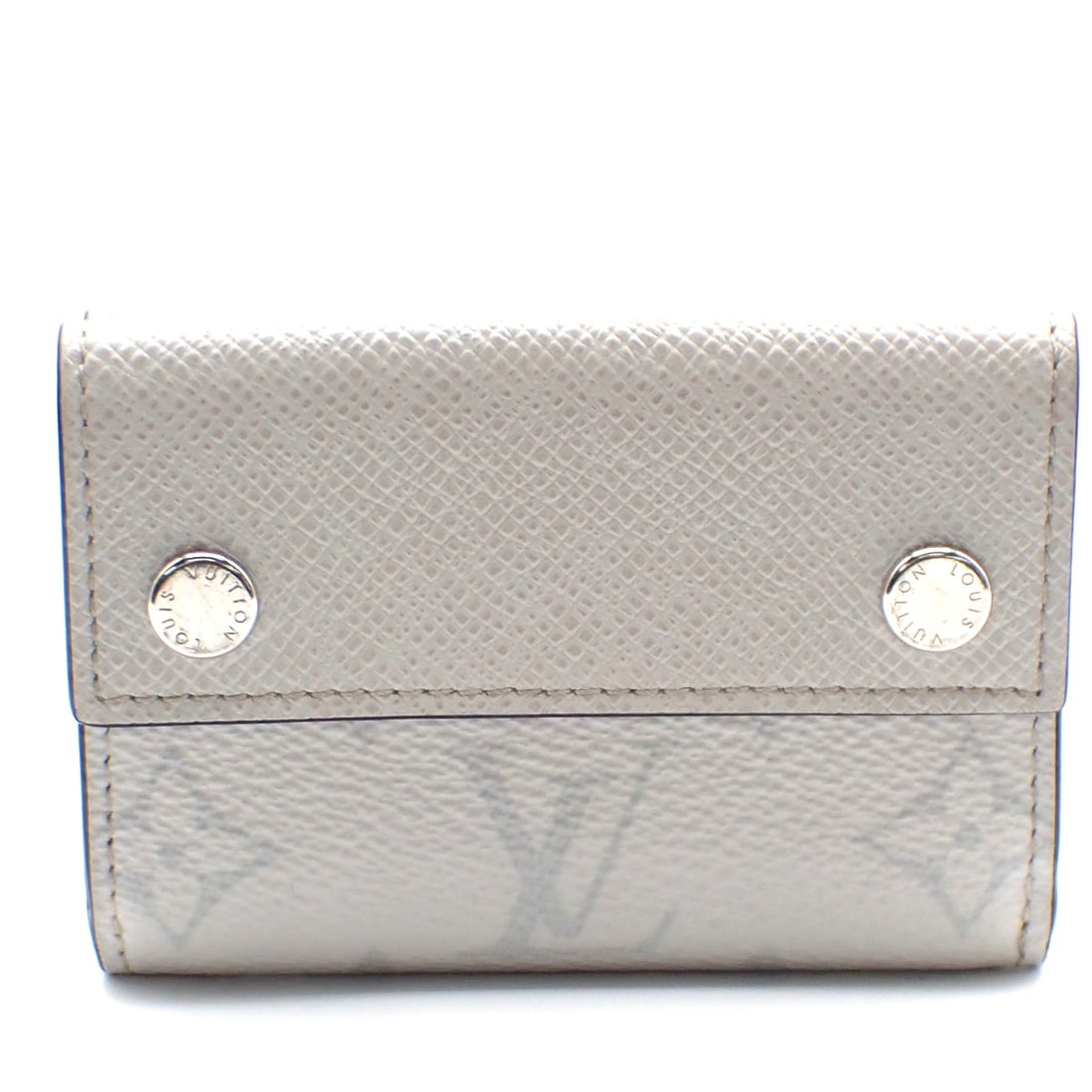 White Canvas Louis Vuitton Discovery Wallet Taigarama Pattern: White Canvas Louis Vuitton Discovery Wallet Taigarama Pattern This Louis Vuitton Discovery Wallet in white monogram canvas is designed for women. It features a compact size and practical design, suita