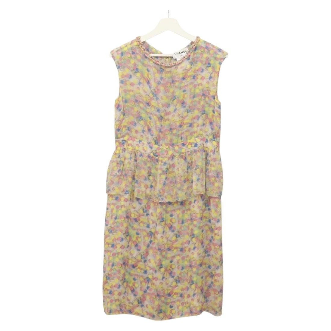 CHANEL Pink Silk Sleeveless Dress Authentic 128883M France: CHANEL Pink Silk Sleeveless Dress Authentic 128883M France Elevate your wardrobe with this exquisite CHANEL sleeveless dress crafted from luxurious silk in a soft pink hue. Designed for elegance, this