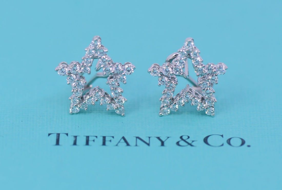 Tiffany & Co Star Diamond Stud Earrings in Platinum 950 Authentic: Tiffany & Co Star Diamond Stud Earrings in Platinum 950 Authentic Exquisite Tiffany & Co. Star Diamond Earrings crafted in high-quality platinum (950). These elegant stud earrings feature a stunning d