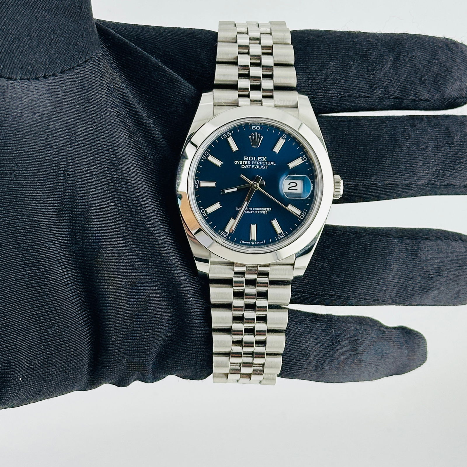 Rolex Datejust Reference 126300 Blue Index Dial Jubilee Bracelet 2022 Card: Rolex Datejust Reference 126300 Blue Index Dial Jubilee Bracelet 2022 Card This Rolex Datejust watch features a blue index dial, smooth bezel, and is paired with a Jubilee bracelet. It comes with the