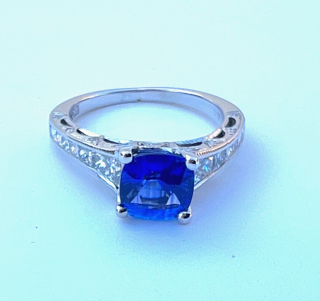 Tacori 18K White Gold Ceylon Sapphire Diamond Ring with AGL Certificate: Tacori 18K White Gold Ceylon Sapphire Diamond Ring with AGL Certificate This exquisite 18K white gold ring features a stunning Ceylon sapphire and diamond, crafted with exceptional detail and design.