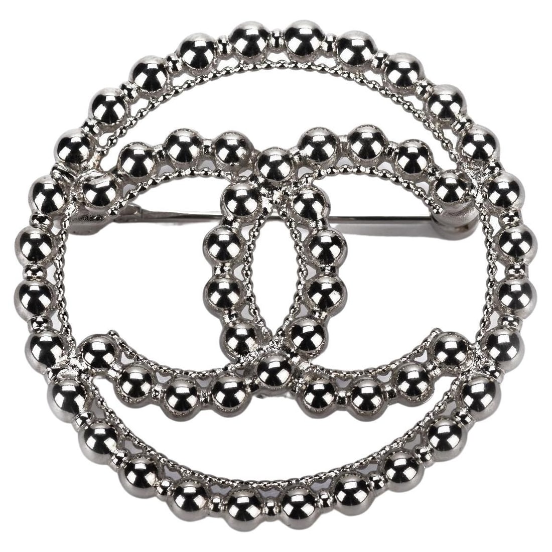 Chanel Cruise 2022 Silver CC Logo Round Pin BNIB: Chanel Cruise 2022 Silver CC Logo Round Pin BNIB Add a touch of luxury to your ensemble with this brand new Chanel silver-tone round CC logo pin. Crafted from high-quality metal, this pin features a c