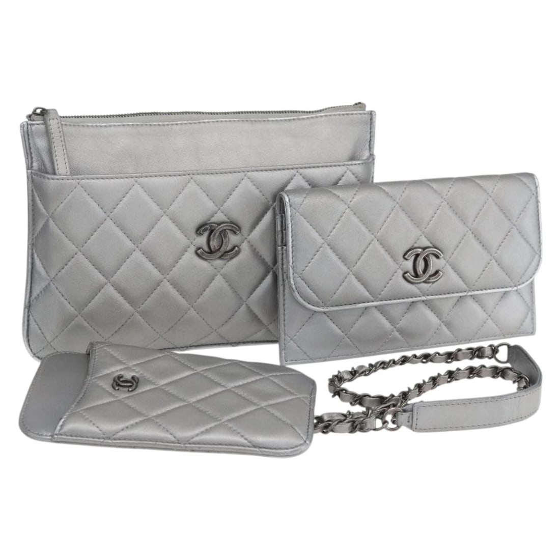 CHANEL Silver Lamb Skin Matelasse Shoulder Bag Auth 157631SAM: CHANEL Silver Lamb Skin Matelasse Shoulder Bag Auth 157631SAM The CHANEL Matelasse Chain Shoulder Bag is a luxurious accessory crafted from high-quality lambskin leather in a stunning silver hue. This