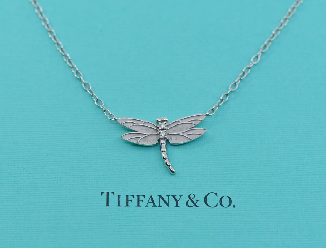 Tiffany & Co Dragonfly Diamond Pendant Necklace 18K White Gold: Tiffany & Co Dragonfly Diamond Pendant Necklace 18K White Gold This exquisite Tiffany & Co. Dragonfly Necklace features a stunning design crafted from 18K white gold. The pendant is adorned with a bri