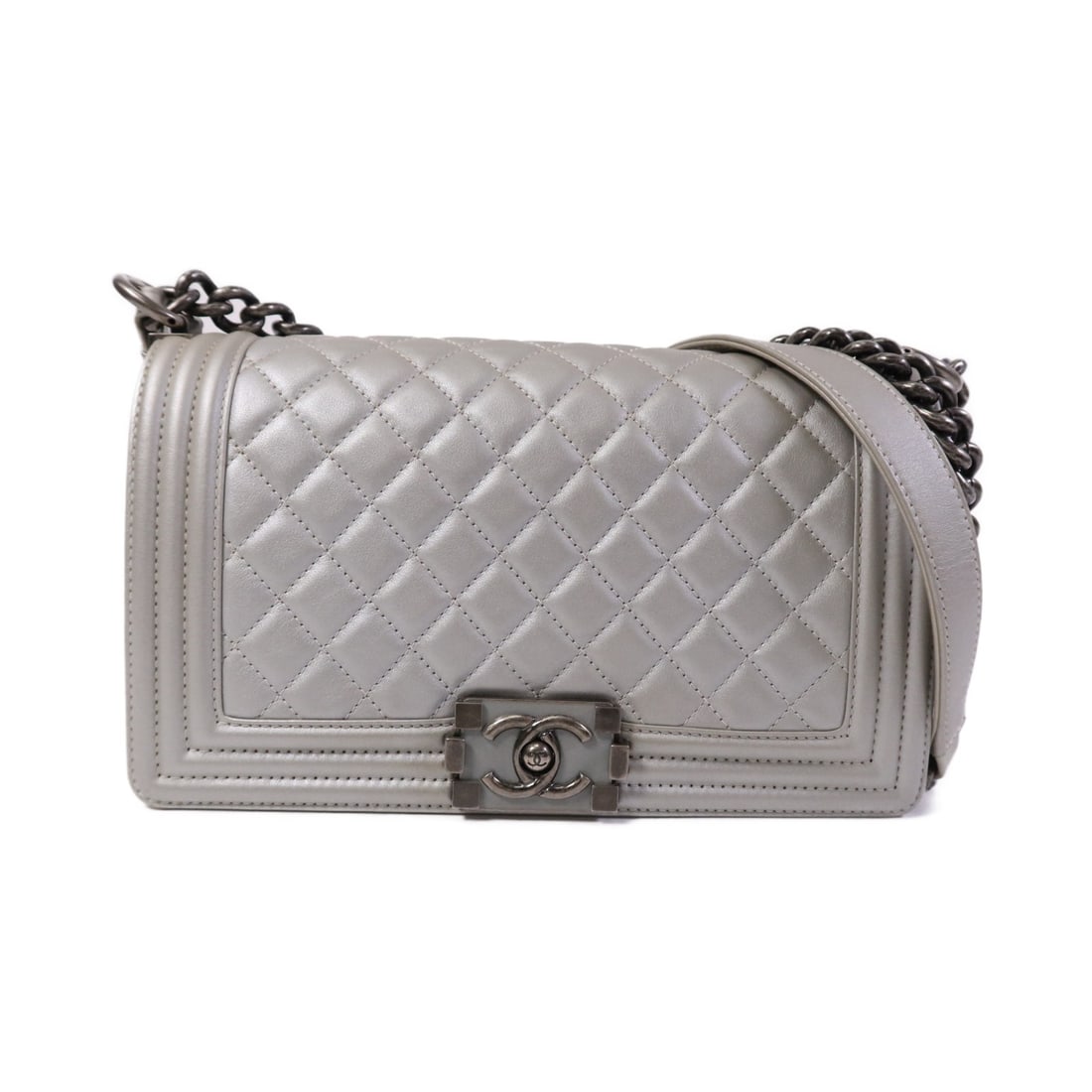 Chanel Boy 25 Silver Calfskin Leather Chain Shoulder Bag: Chanel Boy 25 Silver Calfskin Leather Chain Shoulder Bag This CHANEL Boy 25 chain shoulder bag features luxurious calfskin leather in a silver color. Designed with a signature CC clasp and silver-tone