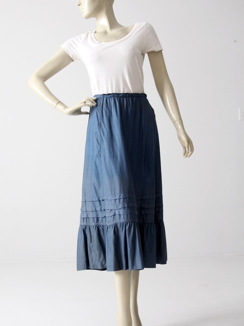Charming Vintage Blue Cotton Peasant Skirt with Ruffle Trim: Charming Vintage Blue Cotton Peasant Skirt with Ruffle Trim Discover this charming vintage petticoat style peasant skirt, perfect for adding a touch of classic flair to your wardrobe. Crafted from sof