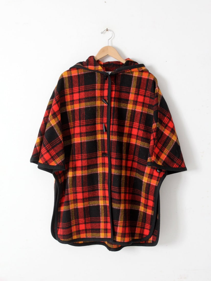 Vintage 1960s Pendleton Knockabout Wool Cape Plaid Design: Vintage 1960s Pendleton Knockabout Wool Cape Plaid Design This stunning vintage Pendleton Knockabout cape from the 1960s is made from 100% wool and features a classic plaid pattern, making it a stylis