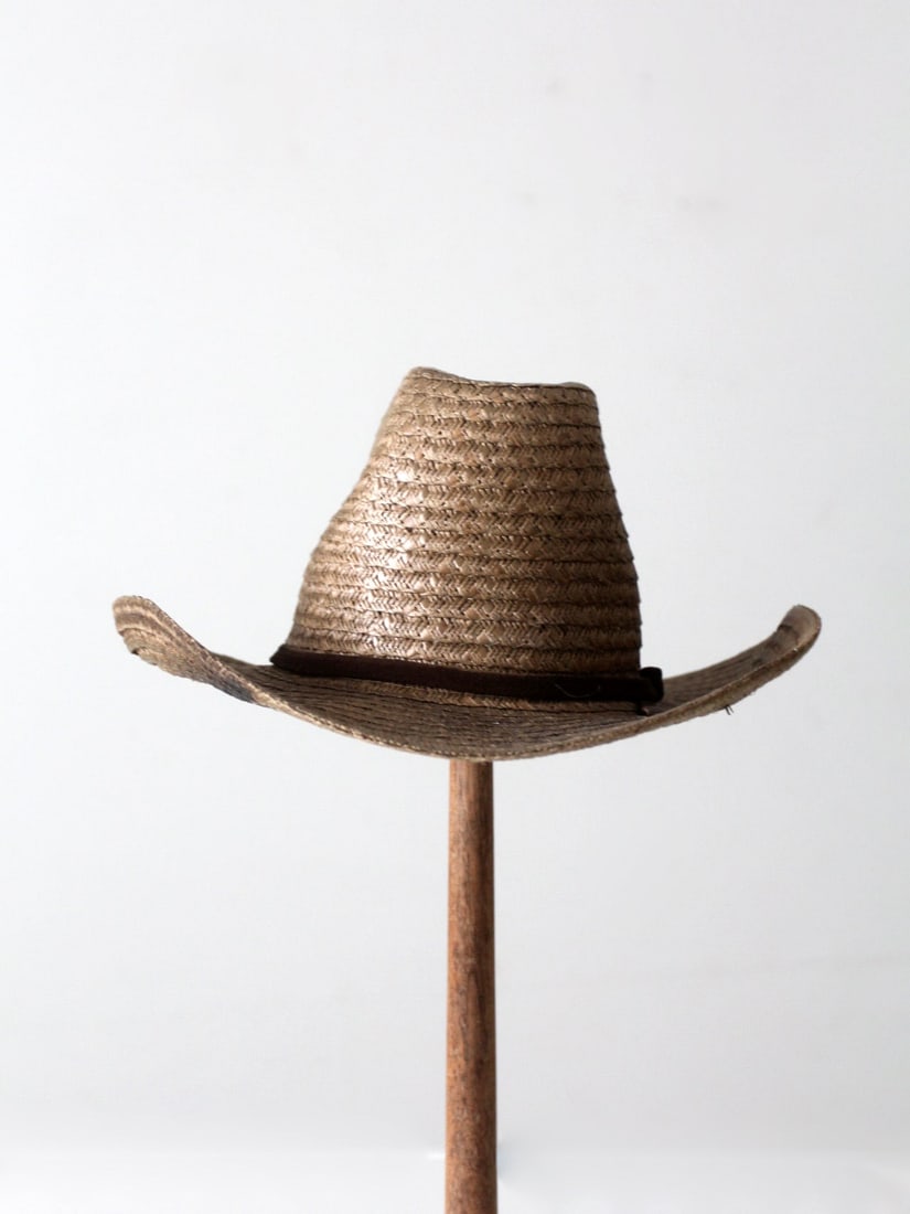 Vintage Western Straw Cowboy Hat with Leather Band: Vintage Western Straw Cowboy Hat with Leather Band Discover this vintage Western straw cowboy hat, featuring a soft tan woven design complemented by a leather hat band. Its pre-owned condition reflect
