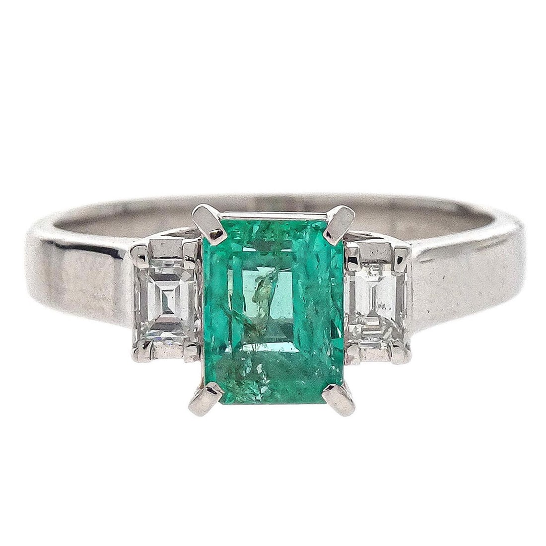 Platinum Pt900 Ring with Emerald and Diamond Accents Size 52: Platinum Pt900 Ring with Emerald and Diamond Accents Size 52 This vintage ring features a platinum Pt900 setting with a round shape, showcasing an emerald as the main stone and accented with diamonds.
