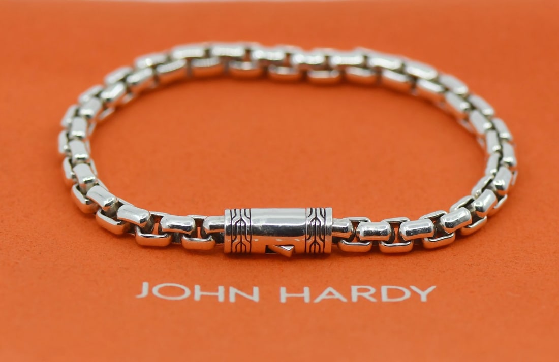 John Hardy 925 Chain Style Sterling Silver 7 Inch Bracelet: John Hardy 925 Chain Style Sterling Silver 7 Inch Bracelet This John Hardy bracelet is crafted from 925 sterling silver in a classic chain style. The bracelet features no main stone, measures 7 inches