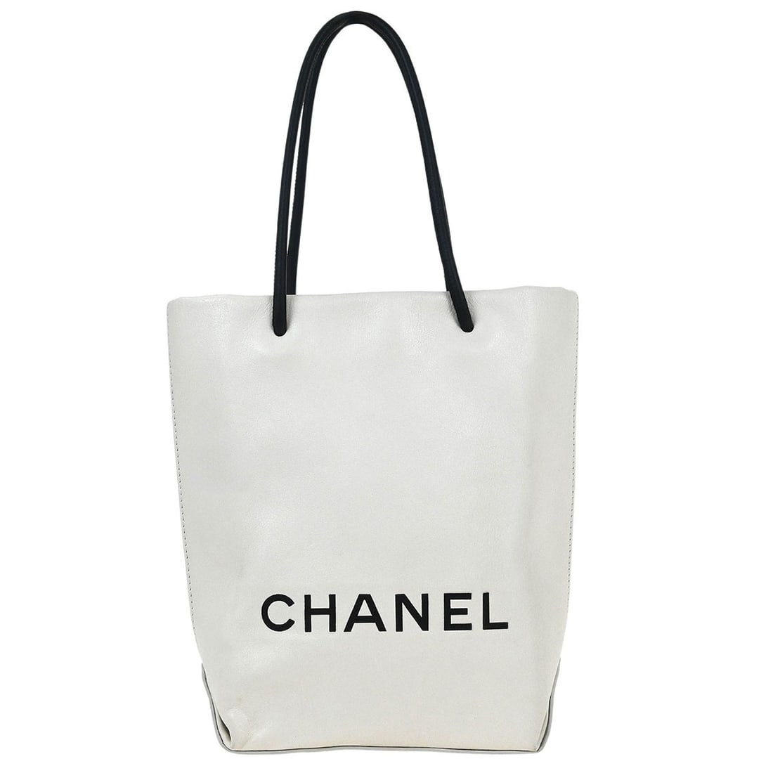 Chanel White Calfskin Quilted Handbag with Leather Lining: Chanel White Calfskin Quilted Handbag with Leather Lining This elegant Chanel handbag is crafted from high-quality white calfskin, featuring a timeless quilted design that adds a touch of sophisticati