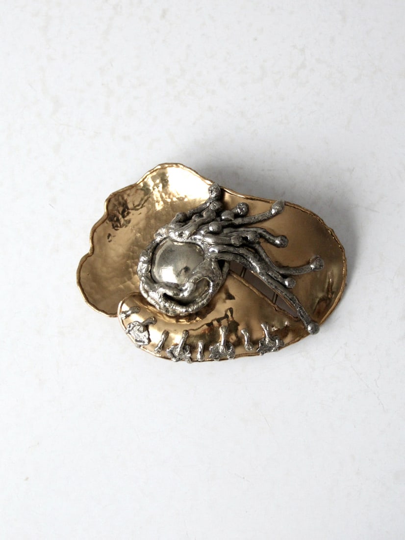 Unique Vintage Brutalist Brass Belt Buckle with Silver Accents: Unique Vintage Brutalist Brass Belt Buckle with Silver Accents Discover a unique piece of fashion history with this Vintage Brutalist Belt Buckle. Crafted in a striking free-form design, this large br