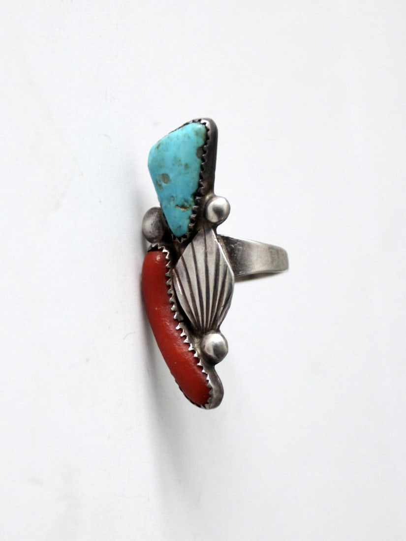 Southwest Style Silver Tone Ring with Blue and Red Turquoise Stones US 7: Southwest Style Silver Tone Ring with Blue and Red Turquoise Stones US 7 This vintage turquoise ring showcases a classic southwestern style, featuring blue and red turquoise stones set in a large silv