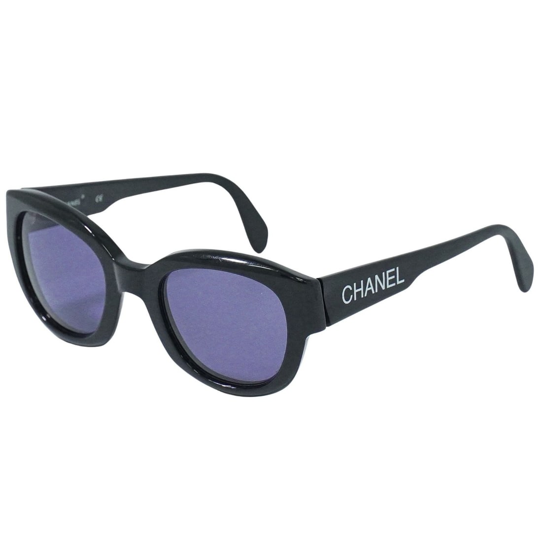 Black Plastic Sunglasses with Chanel Logo for Women: Black Plastic Sunglasses with Chanel Logo for Women These Chanel sunglasses for women feature a black plastic frame with the iconic CHANEL logo. Made in Italy, they measure 13.5 cm in length. This pre