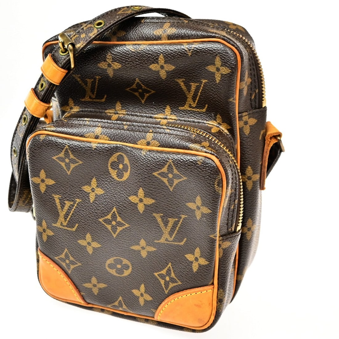Louis Vuitton Amazone Monogram Brown Canvas Crossbody Bag France: Louis Vuitton Amazone Monogram Brown Canvas Crossbody Bag France This Louis Vuitton Amazone Bag is crafted from monogram canvas in a classic brown color. Designed for unisex use, it features gold-plat